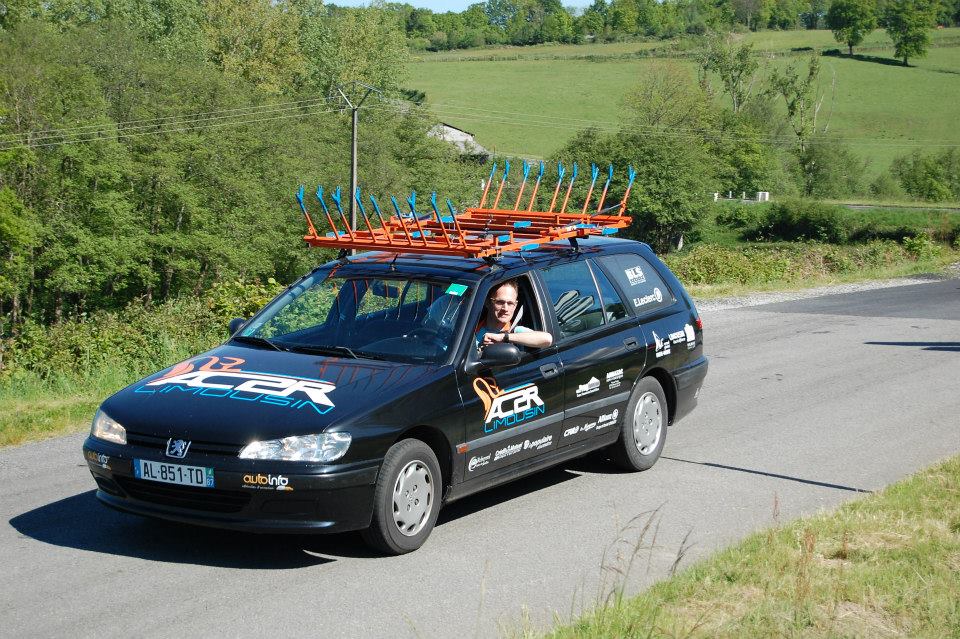 Cyril dans la voiture du club